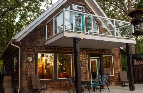 Belmont Cabin | Relaxing Retreat 95: Cabin with Hot Tub & Tiki Bar