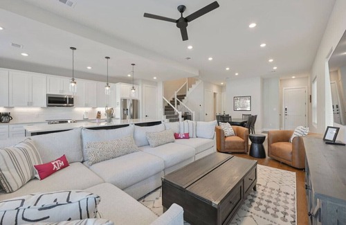 College Station House | Idyllic Retreat at the Estates: Premier Stay Near Campus