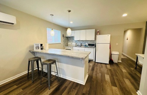 Amberley Village Apartment | Modern Haven for Travelers - Stylish Apartment with Spa