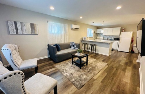 Amberley Village Apartment | Modern Haven for Travelers - Stylish Apartment with Spa