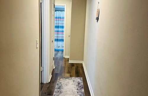 Amberley Village Apartment | Modern Haven for Travelers - Stylish Apartment with Spa
