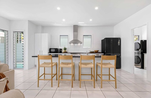 Alexandra Headland House | Relaxing Retreat in Alex - 3BR with Pool & Ocean View
