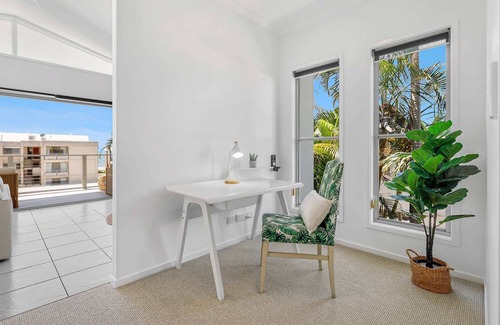 Alexandra Headland House | Relaxing Retreat in Alex - 3BR with Pool & Ocean View