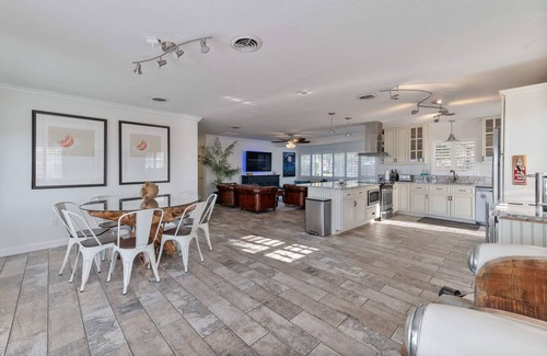 Orlando House | Unforgettable Lake Beach Retreat with Kayaks & Hot Tub