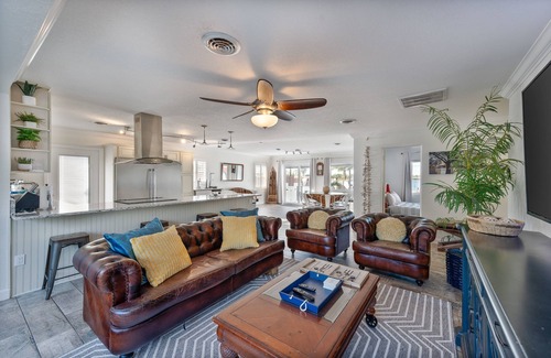 Orlando House | Unforgettable Lake Beach Retreat with Kayaks & Hot Tub