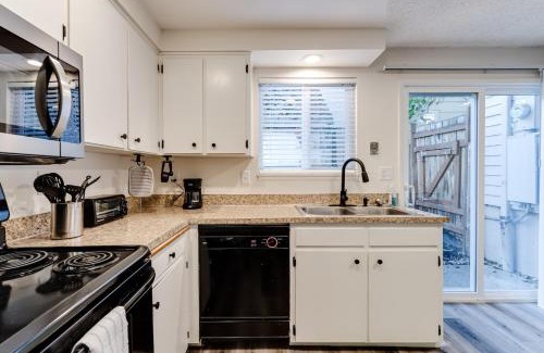 College Hill Apartment | Prime Retreat Near UO and Autzen Stadium for Families