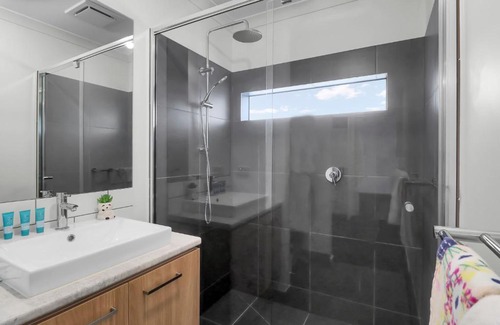 Belmont House | Pet-Friendly Retreat on Francis for Short and Long Stays