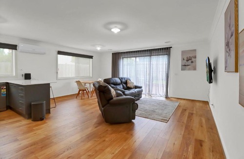 Belmont House | Pet-Friendly Retreat on Francis for Short and Long Stays