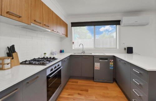 Belmont House | Pet-Friendly Retreat on Francis for Short and Long Stays