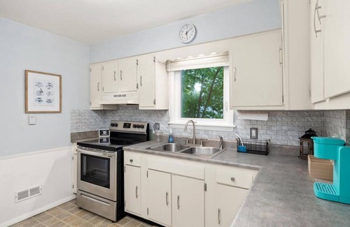 Peoria Heights House | Vibrant Retreat on Rouse: Cozy 2BD with Full Kitchen