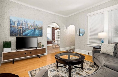 Peoria Heights House | Vibrant Retreat on Rouse: Cozy 2BD with Full Kitchen