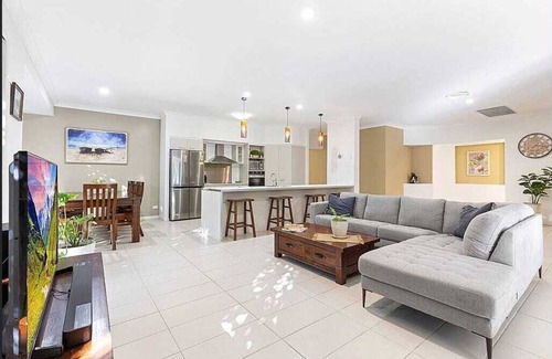 Point Vernon House | Unwind at Fraser Coast: 10/10 Stay with Ocean Views!