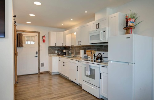 South Bend Apartment | Discover the Oyster Bay Hideaway Suite with Family-Friendly Amenities