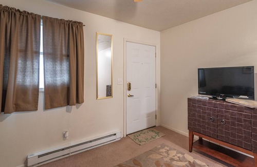 Hemlock Apartment | Retreat to this single level studio
