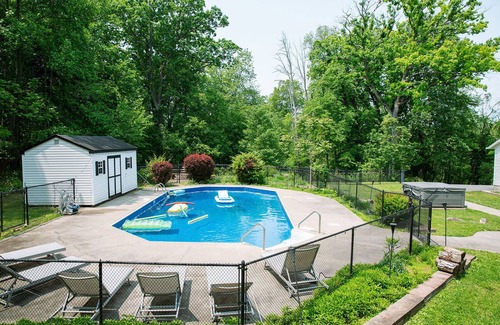 Warwick House | Escape to Relaxing Retreat: Pool, Hot Tub & Game Room!
