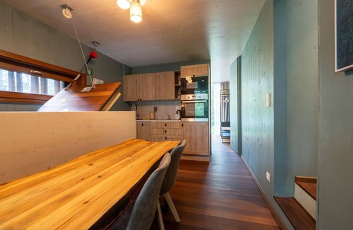 Maubray House | Retreat with Rooftop Views