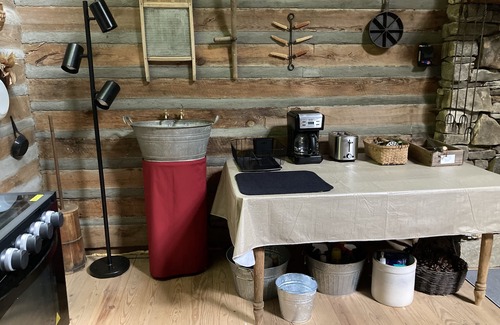 Leicester Cabin | Secluded Retreat: Cozy Cabin with Picnic Shed & Ponds