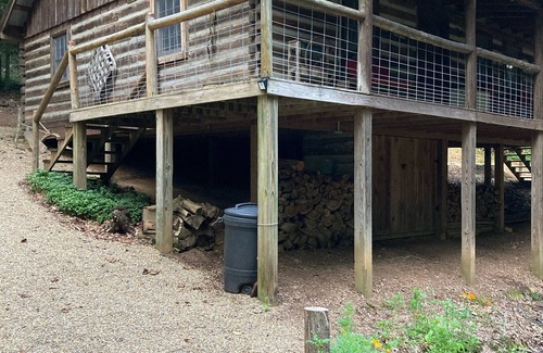 Leicester Cabin | Secluded Retreat: Cozy Cabin with Picnic Shed & Ponds