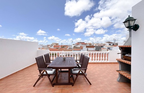 Espiche Apartment | Inviting Casa Elza - Apartment with Terrace & Great Amenities