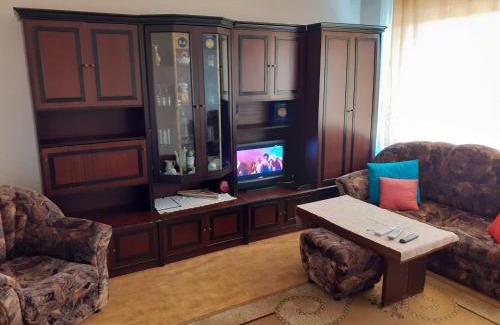 Malko Tarnovo Apartment | Cozy Retro Apartment - Family Friendly and Highly Rated Stay