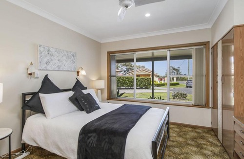 North Haven House | Experience Retro at Riverview: Pet-Friendly 4-Star Retreat