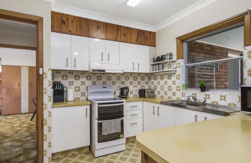 North Haven House | Experience Retro at Riverview: Pet-Friendly 4-Star Retreat