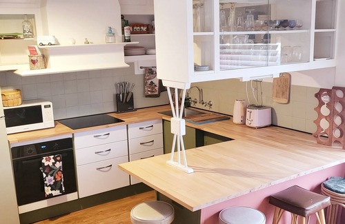 Lacepede House | Retro beach house.nCentral and close to beach. nRoom for all the family.