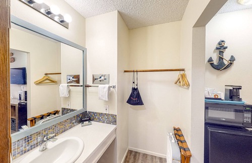 Bandon House | Retro Beach Retreat: Walk to Shops & Enjoy Ocean Views