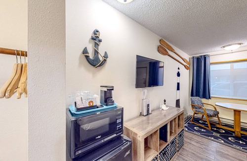 Bandon House | Retro Beach Retreat: Walk to Shops & Enjoy Ocean Views