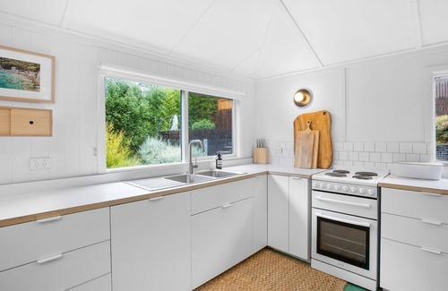 Lorne House | Coastal Retreat - Enjoy Ocean Views at Retro Beach Vibes