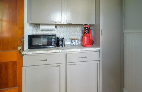 Woodland Heights House | Charming Retro Bungalow Steps from Tennis Courts & Park