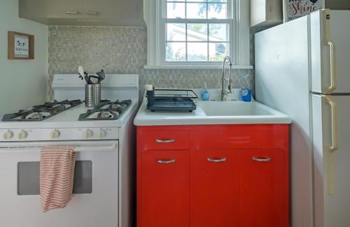 Woodland Heights House | Charming Retro Bungalow Steps from Tennis Courts & Park