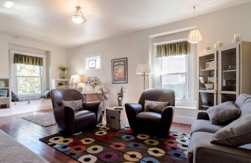 Santa Rosa House | Pet-Friendly Retro Bungalow - Guest Rated 9.3/10
