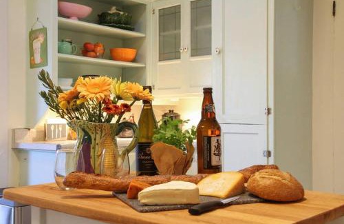 Santa Rosa House | Pet-Friendly Retro Bungalow - Guest Rated 9.3/10