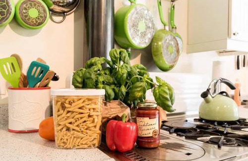 Santa Rosa House | Pet-Friendly Retro Bungalow - Guest Rated 9.3/10