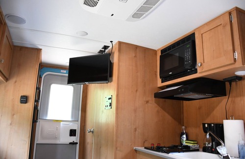Chatham House | Cozy Retro Camper Stay Near Caney and Chatham Lakes