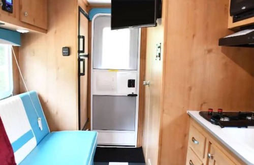 Chatham House | Cozy Retro Camper Stay Near Caney and Chatham Lakes
