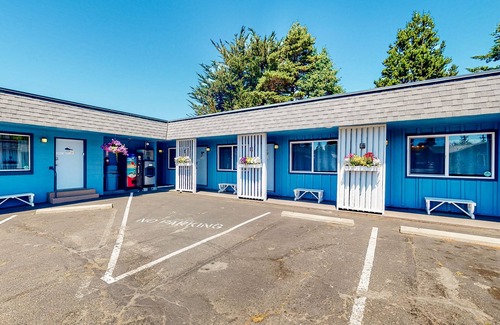 Bandon House | Retro-Chic Beach Room with Ocean View - Walk to Old Town