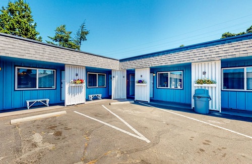 Bandon House | Retro-Chic Beach Room with Ocean View - Walk to Old Town
