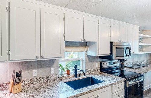 Bandon House | Retro-Chic Motel Steps from Beach with Pet-Friendly Amenities