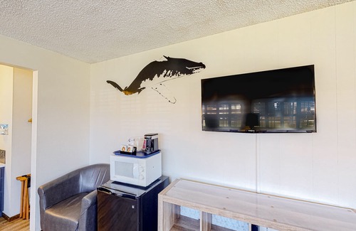 Bandon House | Retro-Chic Motel Steps from Beach with Pet-Friendly Amenities
