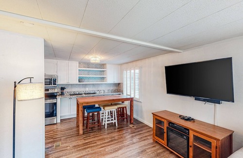 Bandon House | Retro-Chic Beach Retreat with Ocean View & Pet-Friendly Perks