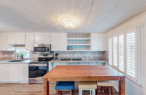 Bandon House | Retro-Chic Beach Retreat with Ocean View & Pet-Friendly Perks