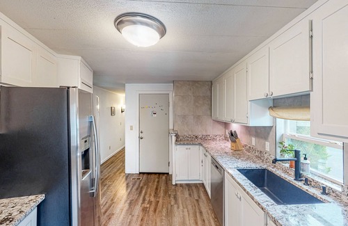 Bandon House | Retro-Chic Beach Retreat with Ocean View & Pet-Friendly Perks