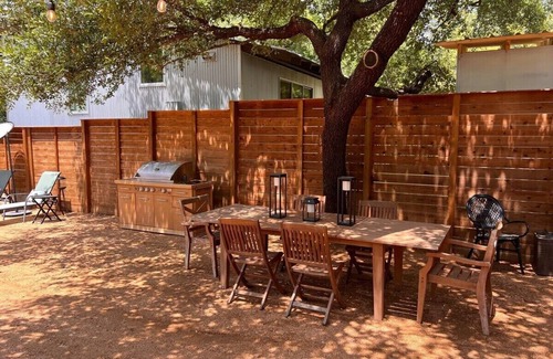Blackshear-Prospect Hill House | Retro Cowyboy Villa in the Heart of Austin