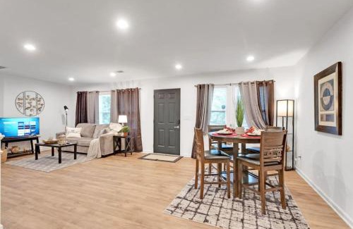 Austell House | Retro Cumberland 2-Story Retreat, Pet Friendly & Close to Six Flags