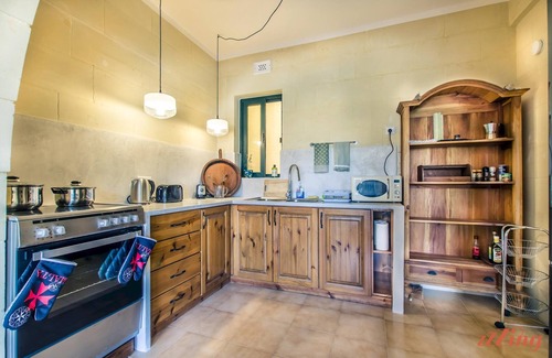 Xlendi House | Retro Designer Apartment - Family-Friendly, Steps from Beach