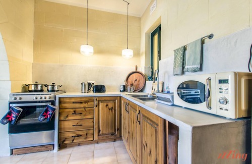 Xlendi House | Retro Designer Apartment - Family-Friendly, Steps from Beach