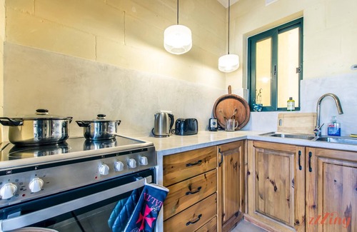 Xlendi House | Retro Designer Apartment - Family-Friendly, Steps from Beach