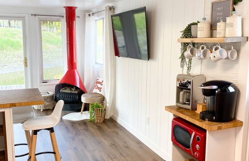 East Dubuque Apartment | Retro Floating Cabin with Hot Tub & Scenic River Views